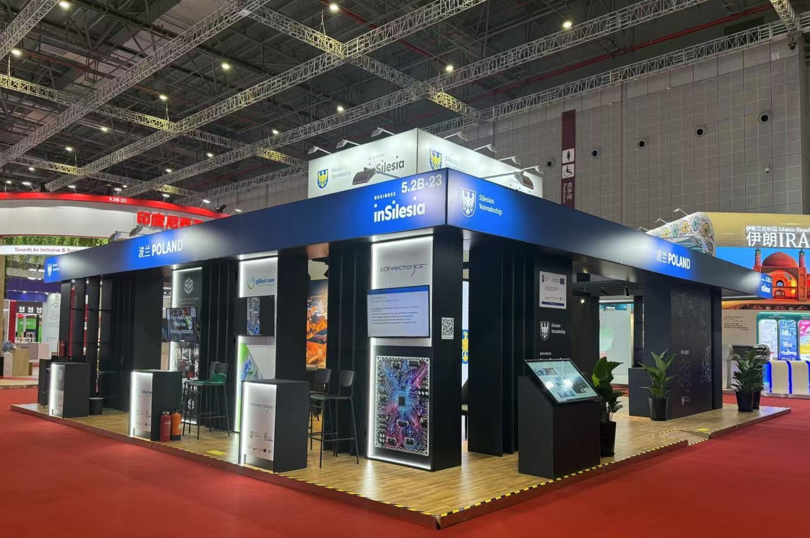 Vista interior del pabellón de Polonia en CIIE 2024 construido por Panda Expo